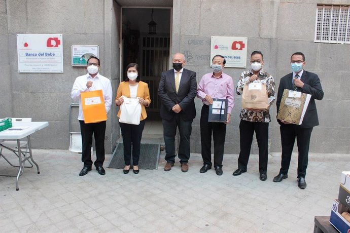 Miembros de la ASEAN, en su visita a la Fundación Madrina