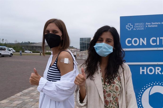 Dos  jóvenes saludan tras ser vacunadas contra el Covid-19 en el complejo de Cidade da Cultura, a 22 de julio de 2021, en Santiago de Compostela, Galicia (España).