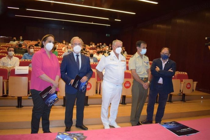 Torrent (izda.) en la presentación de Feindef 21.