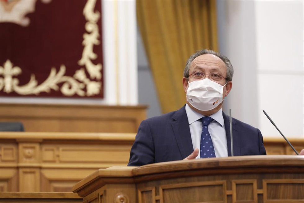 El consejero de Hacienda y Administraciones Públicas del Gobierno de Castilla-La Mancha, Juan Alfonso Ruiz Molina, defiende su Ley del Juego ante el pleno de las Cortes
