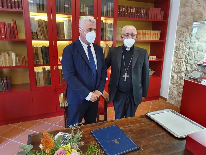 El presidente de la Diputación de Guadalajara, José Luis Vega, y el obispo de la Diócesis de Sigüenza-Guadalajara, Atilano Rodríguez, han firmado un nuevo convenio de colaboración entre ambas entidades.
