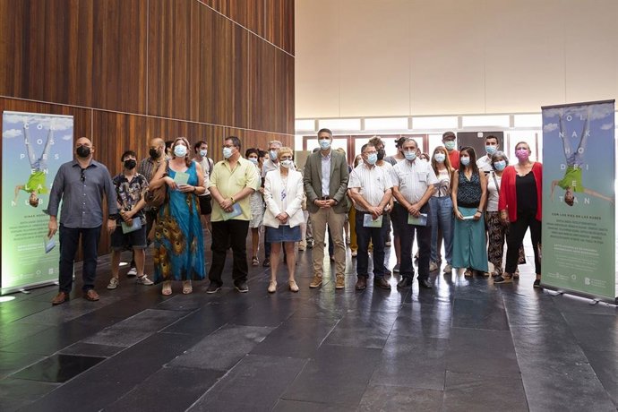 El director general de Cultura, Ignacio Apezteguía, con responsables del programa 'Con los pies en las nubes' y miembros de los grupos que participan en él