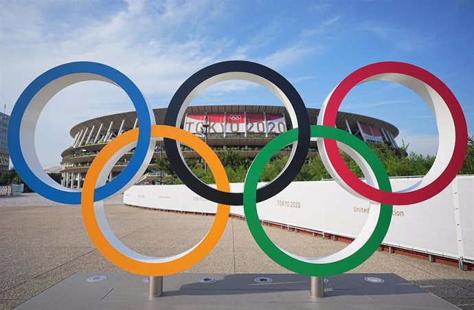 Los anillos olímpicos frente a un estadio antes de los Juegos Olímpicos de Tokio.