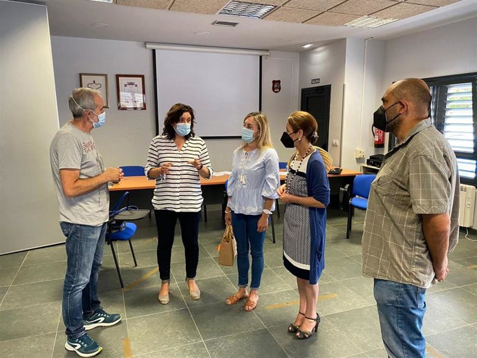 Reunión de la diputada del PP Beatriz Polledo con representantes de la FAVde Gijón.