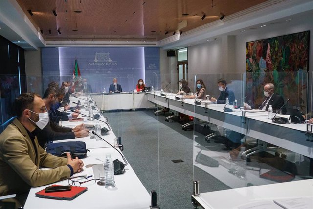El Lehendakari, Iñigo Urkullu (centro, al fondo), y el delegado del Gobieron en la región, Denis Itxaso (1i), durante la reunión del Consejo asesor del Plan de Protección Civil de Euskadi (LABI), que analiza las medidas de lucha contra la pandemia
