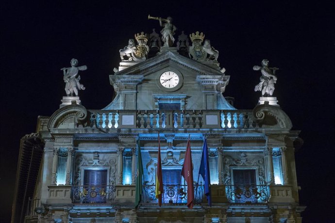 Archivo - La fachada del Ayuntamiento de Pamplona se ilumina de color azul con motivo del Día Nacional de las Lenguas de Signos