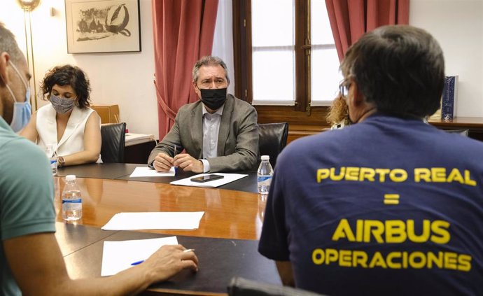 Archivo - Reunión del candidato socialista a la Junta de Andalucía, Juan Espadas, reunido con trabajadores de Airbus en el Parlamento andaluz.