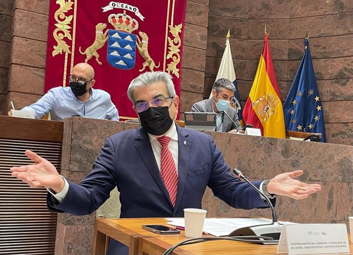 El vicepresidente y consejero de Hacienda, Presupuestos y Asuntos Europeos del Gobierno de Canarias, Román Rodríguez, en comisión parlamentaria