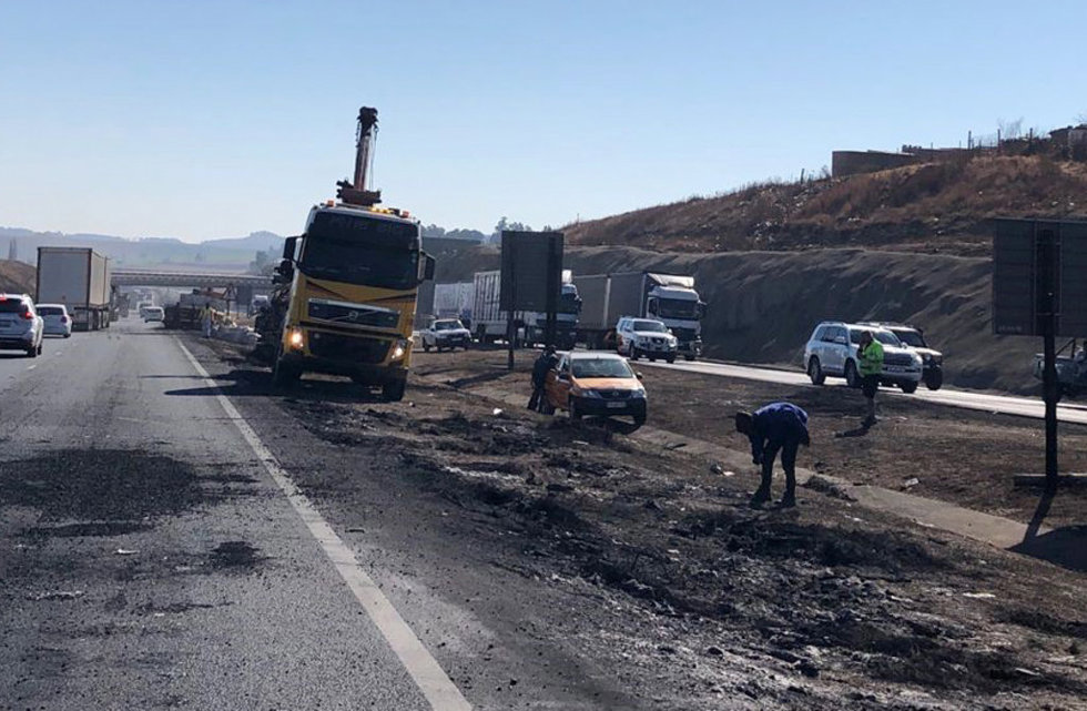 Inspección de daños por la quema de materiales durante una protesta en Sudáfrica para pedir la liberación del expresidente Jacob Zuma.