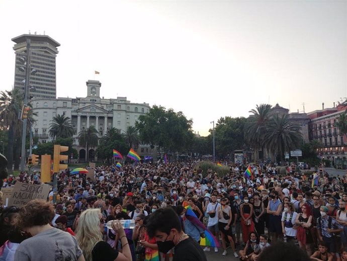 Más de mil personas se han manifestado este jueves por la tarde ante el monumento a Colón en Barcelona contra los actos LTGBIfobicos.