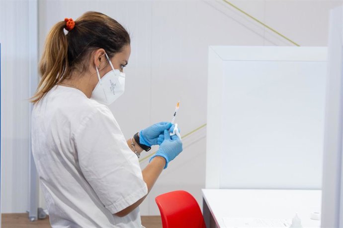 Archivo - Vacunación contra el coronavirus en Roma.