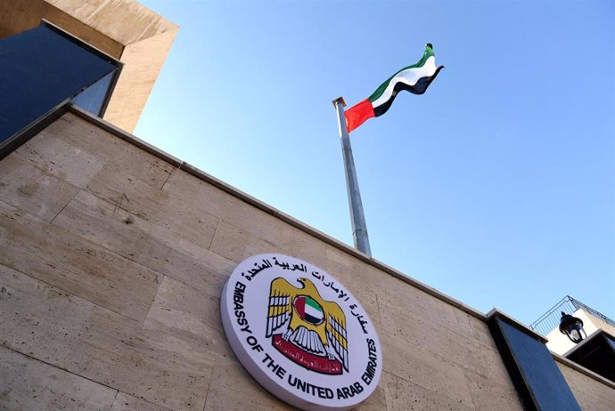 Archivo - Una bandera de Emiratos Árabes Unidos (EAU) ondea en una Embaja del país en Siria.
