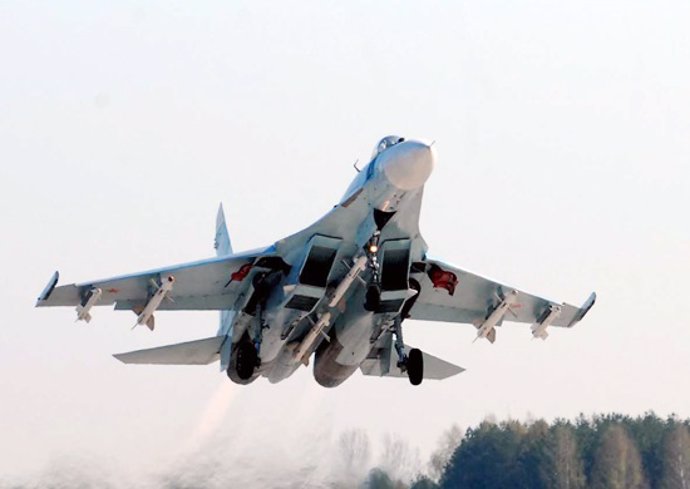 Archivo - Caza ruso Sujói Su-27 en la maniobra de despegue.
