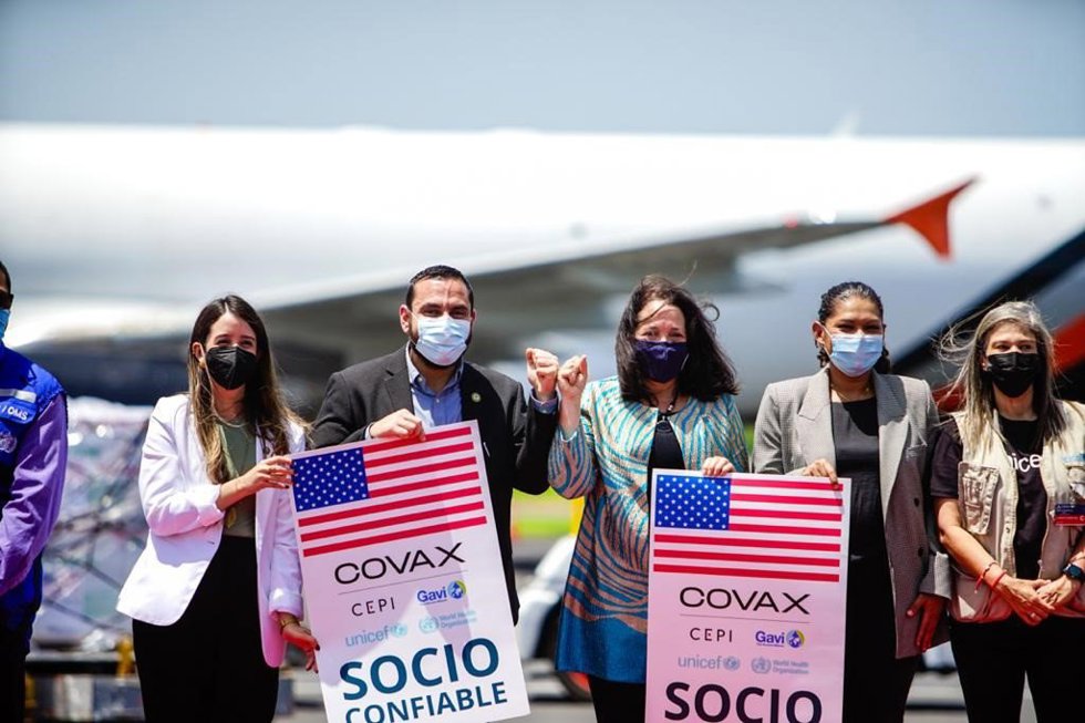 Recepción del lote de vacunas de Moderna enviado por Estados Unidos a El Salvador.