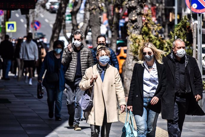 Archivo - 27 April 2021, Turkey, Ankara: People are seen wearing face masks as they walk through a popular shopping street. Turkish President Erdogan announced a corona-related closures in Turkey between April 29 and May 17. Photo: Altan Gocher/ZUMA Wir