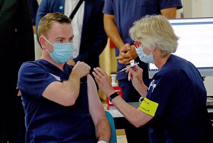 Archivo - Nurse manager Bradley McEntee was the third person in NSW to receive the Pfizer vaccination at the Royal Prince Alfred Hospital Vaccination Hub in Sydney, Monday, February 22, 2021. Australia will begin its roll out of the Pfizer coronavirus v