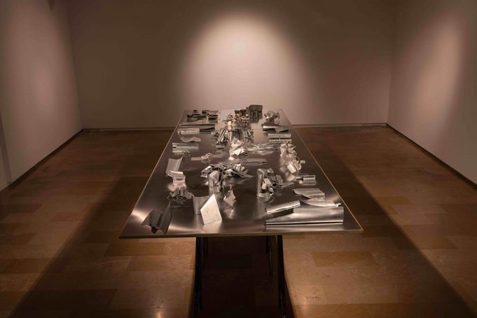 El Espai d'Art Contemporani de Riba-roja (E CA) exhibe una veintena de pinturas, esculturas y dibujos del artista alicantino Juan Carlos Nadal bajo el título de 'Solcs'.