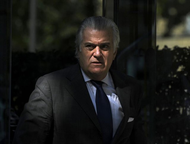 El ex tesorero del PP Luis Bárcenas a su salida de la sede de la Audiencia Nacional, tras comparecer por la investigación sobre las llamadas comisiones finalistas.