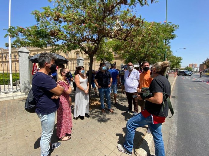 Dirigentes de AxSí en la concentración de los trabajadores de Airbus ante el Parlamento andaluz.