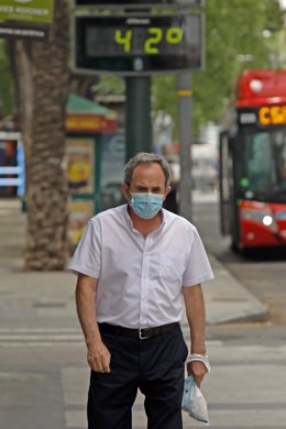 Un anciano pasea con mascarilla junto a un termómetro que marca 42 durante un día de alerta roja por altas temperaturas, a 12 de julio de 2021, en la ciudad de Murcia, Murcia (España). Las provincias de Alicante, Valencia y Murcia tienen este lunes avi