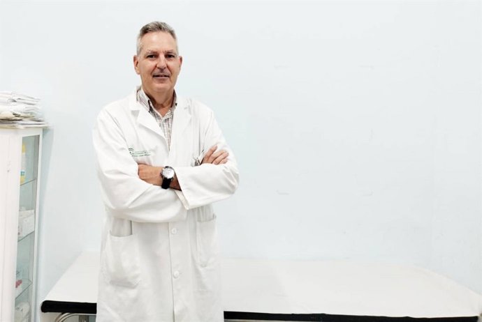El doctor Francisco Javier Toyos, responsable de la consulta monográfica de Enfermedades Autoinmunes Sistémicas del Virgen Macarena