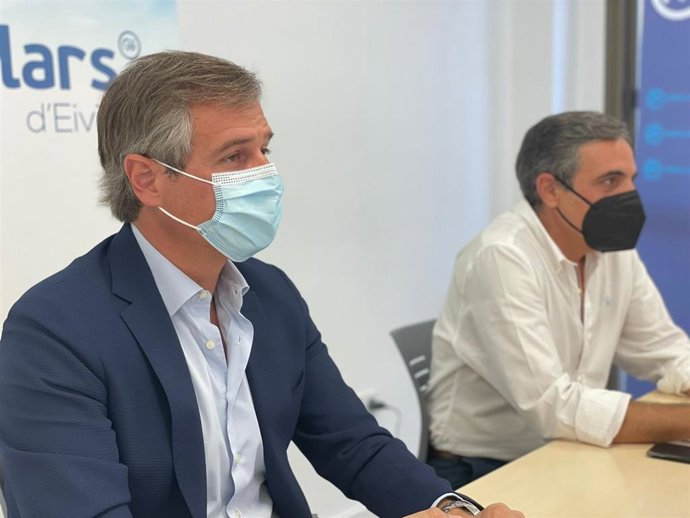 El vicesecretario de Política Territorial del PP, Antonio González Terol, junto al presidente del PP de Ibiza, José Vicente Marí Bosó, en una visita a Ibiza.