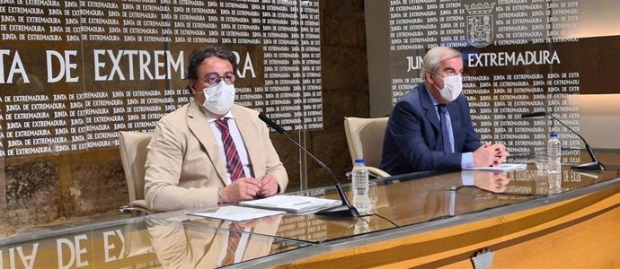 El vicepresidente segundo de la Junta y consejero de Sanidad y Servicios Sociales, José María Vergeles, y el director general de Asistencia Sanitaria, Vicente Alonso, dan a conocer las listas de espera sanitarias del primer semestre de 2021