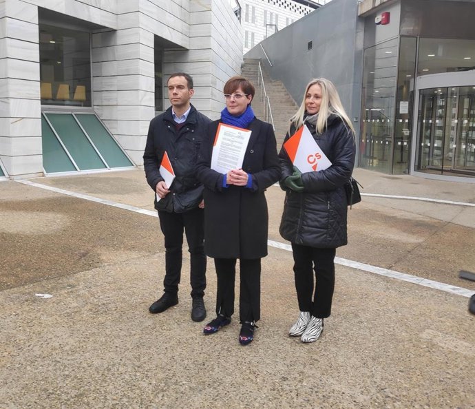 Archivo - La portavoz de Ciudadanos en el Ayuntamiento de Lleida, Ángeles Ribes, junto a la concejal Maria Burrel y el exedil Luis Osorio.