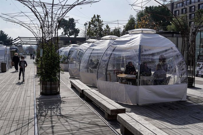 Archivo - Personas comiendo en un restaurante en Israel durante la pandemia de coronavirus