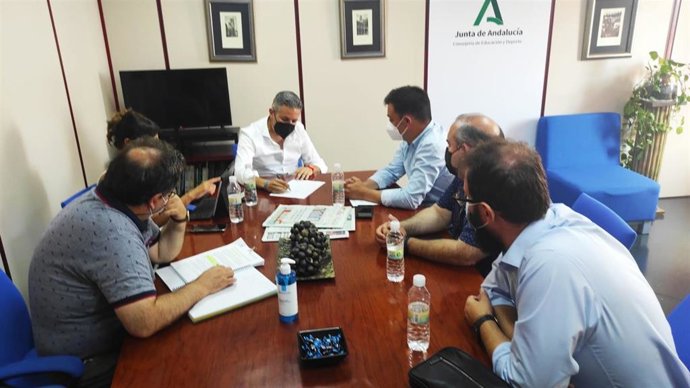 El delegado territorial de Educación y Deporte, Antonio Sutil, junto representantes de la Inspección Educativa, en la reunión de trabajo mantenida con el alcalde de Fuerte del Rey, Manuel Melguizo