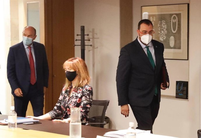 El presidente del Principado de Asturias, Adrián Barbón, preside la reunión del Consejo de Gobierno.