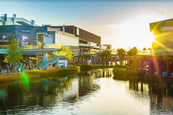 Puerto Venecia recicla más de 20 toneladas de residuos y ropa durante 2020.