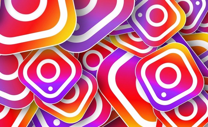 Montaje con logos de Instagram
