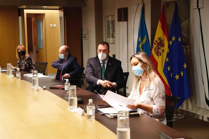 El presidente del Principado de Asturias, Adrián Barbón, preside la reunión del Consejo de Gobierno.