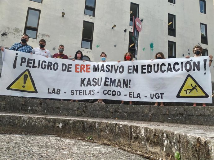 Concentración de sindicatos ante el Departamento de Educación del Gobierno de Navarra