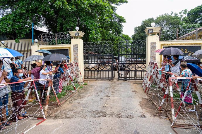 30 June 2021, Myanmar, Yangon: People wait behind barricades in front of Insein prison for the release of prisoners who were arrested since the February military coup. Photo: Santosh Krl/SOPA Images via ZUMA Wire/dpa