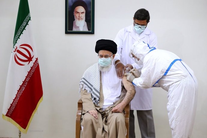 El líder supremo de Irán, el ayatolá Alí Jamenei, siendo vacunado contra el coronavirus