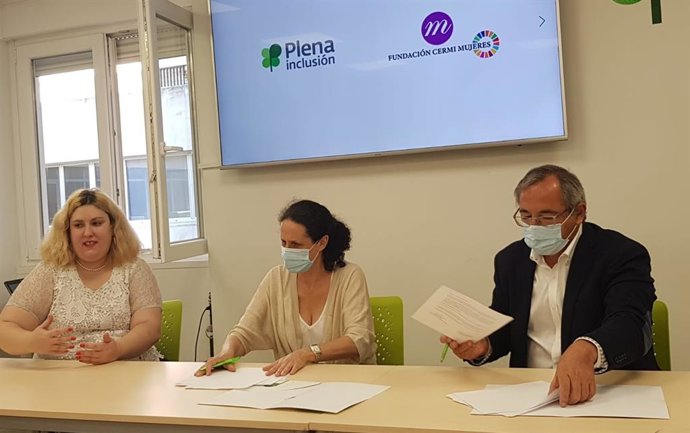 Plena inclusión y la Fundación CERMI Mujeres firmando el convenio por los derechos de las mujeres con discapacidad intelectual o del desarrollo