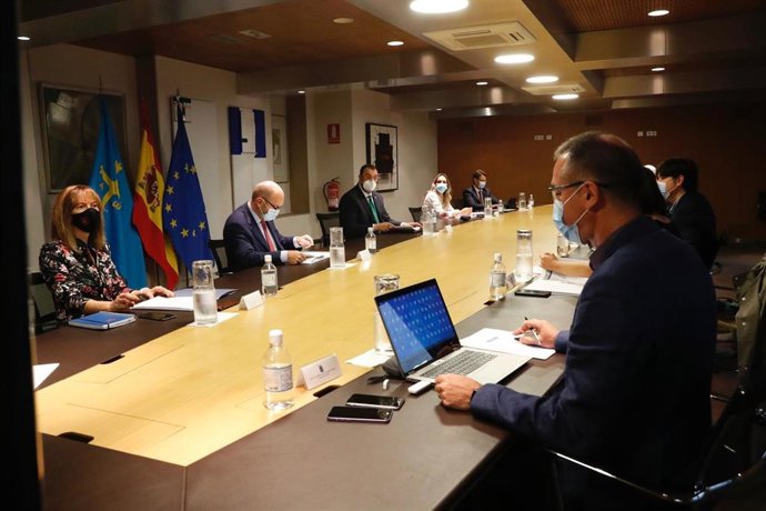 El presidente del Principado de Asturias, Adrián Barbón, preside la reunión del Consejo de Gobierno.