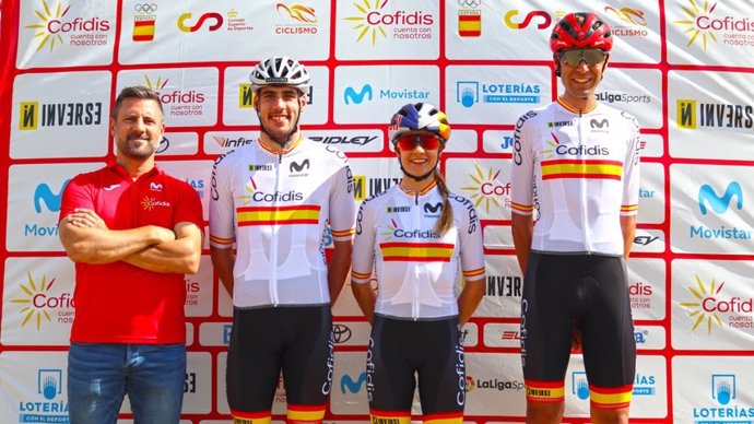El seleccionador nacional de ciclismo de montaña, Mikel Zabal, junto a los tres españoles en los Juegos de Tokyo 2020: Jofre Cullel, Rocío del Alba y David Valero.