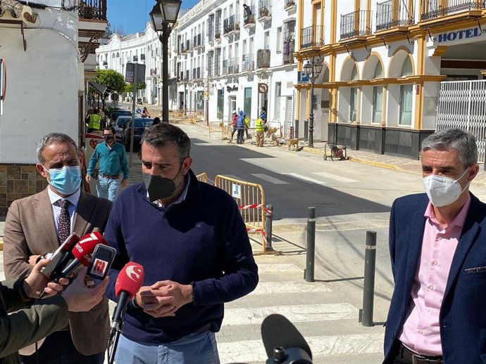 Archivo - El responsable del área de Cooperación y Asistencia a Municipios de Diputación de Cádiz, Javier Pizarro, durante una visita en Arcos a obras del PFEA.