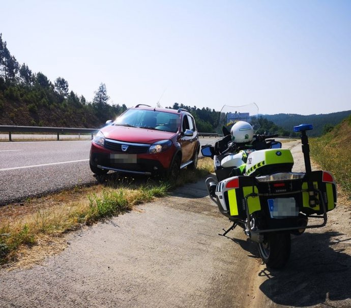La Guardia Civil intercepta a un conductor septuagenario que circulaba en sentido contrario por la A-75 en Verín (Ourense).