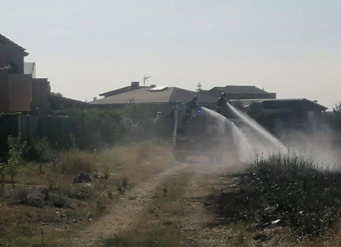 Los bomberos de la Diputación de Valladolid trabajan en la extinción de un incendio en un municipio de la provincia.