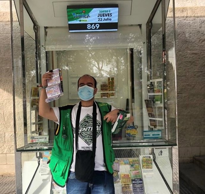 Antonio Blanco, afiliado a la ONCE, que tiene su puesto en el hospital Juan Ramón Jiménez de Huelva.