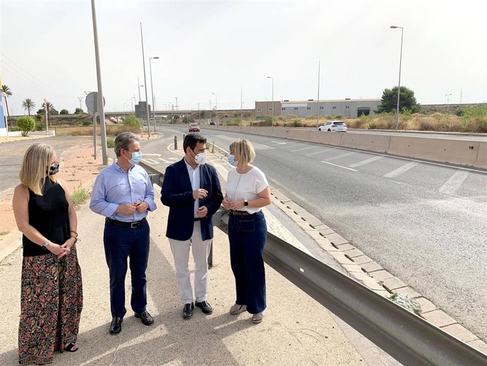 El consejero de Fomento e Infraestructuras, José Ramón Díez de Revenga; la alcaldesa de Cartagena, Noelia Arroyo, y el director de Carreteras, José Antonio Fernández Lladó, durante la presentación del 'Plan de Carreteras Seguras'.