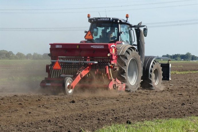Agricultor en su tractor en el campo