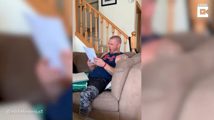 Capturan en vídeo el emotivo momento en que esta joven de 19 años pide al marido de su madre que la adopte oficialmente