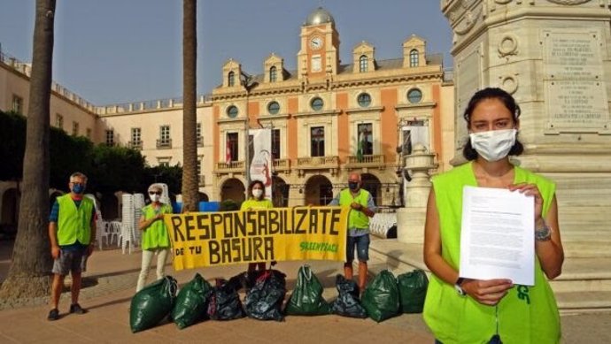 Acción desarrollada por nueve colectivos ecologistas en el Ayuntamiento de Almería