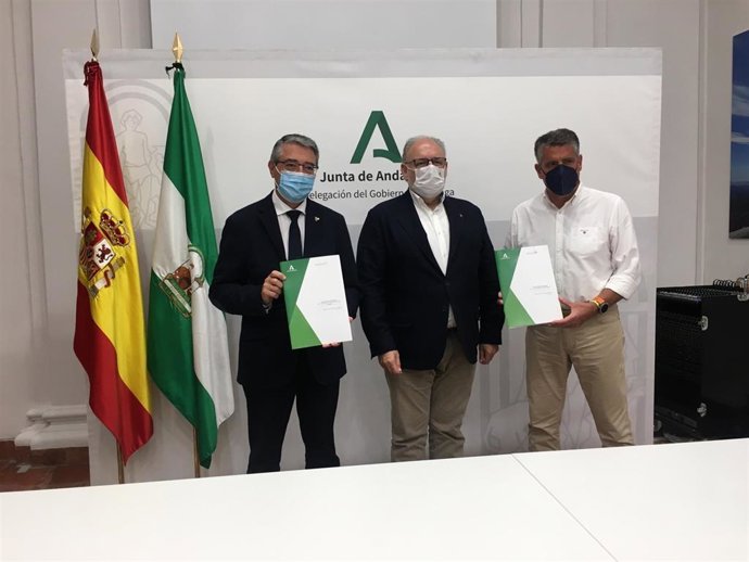 Firma del convenio para la construcción de centros de salud en Rincón de la Victoria y Nerja