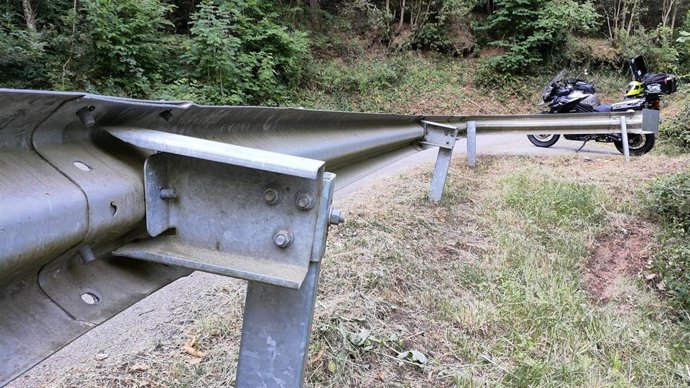 Imagen de archivo de un guardarrail, moto, carretera, motoristas